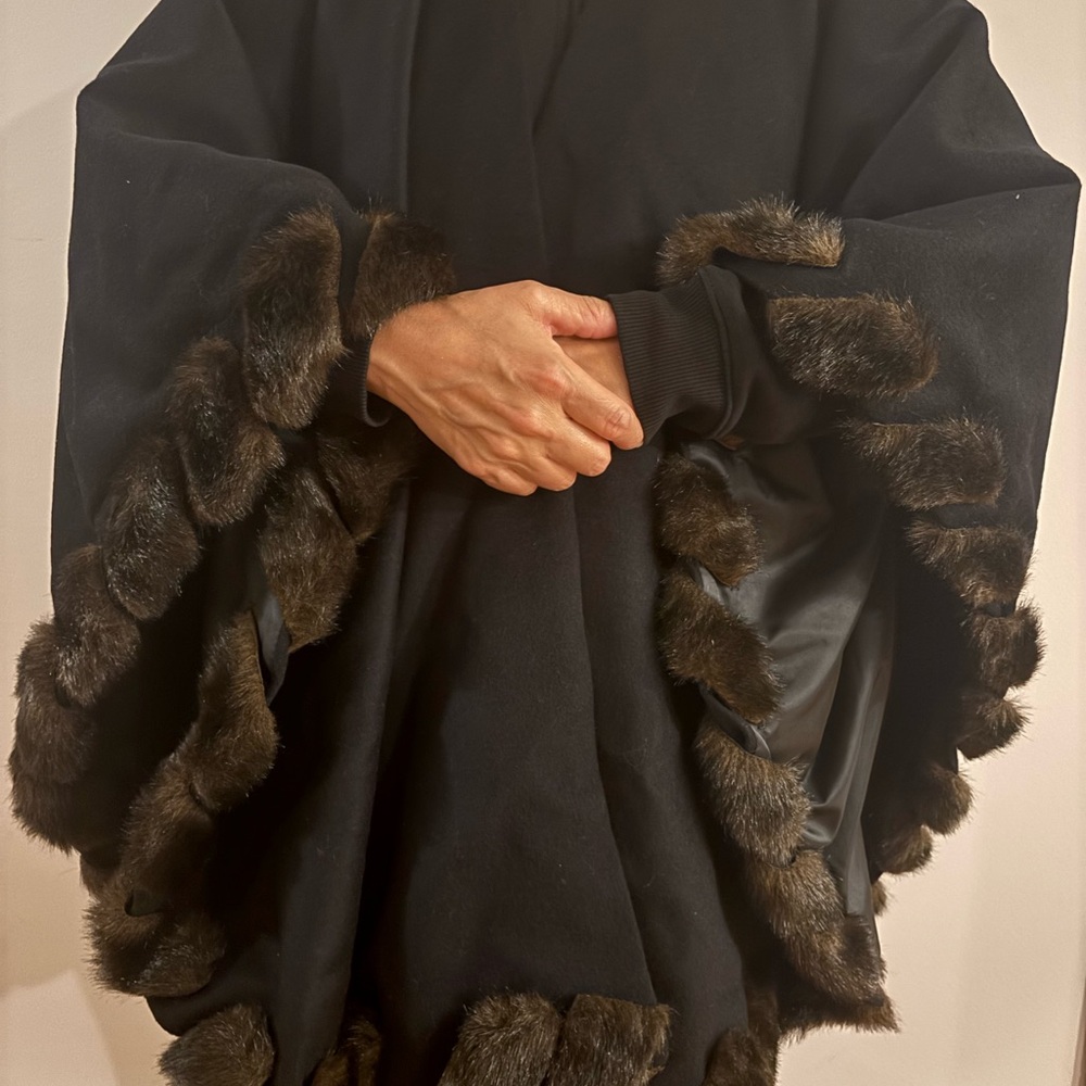 Donna Salyer Fabulous Furs Shawl Size L